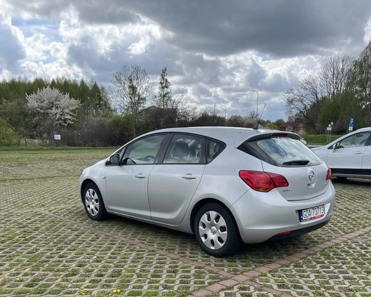 Opel Astra cena 20000 przebieg: 214000, rok produkcji 2013 z Gdańsk małe 137
